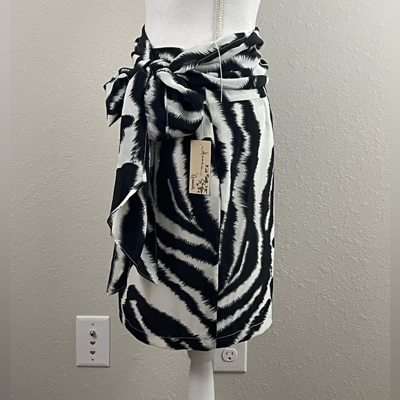 NWT, Hanna & Gracie, self-tie wrap skirt, animal print, knee length,size medium. - Picture 5 of 12